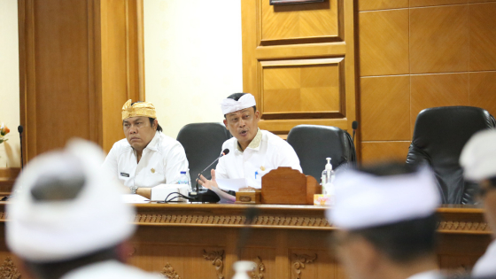 RAPAT: Ketua Pansus Wayan Sugita Putra (kanan) didampingi Made Suwardana saat memimpin rapat DPRD Badung, Selasa (8/11). Ist