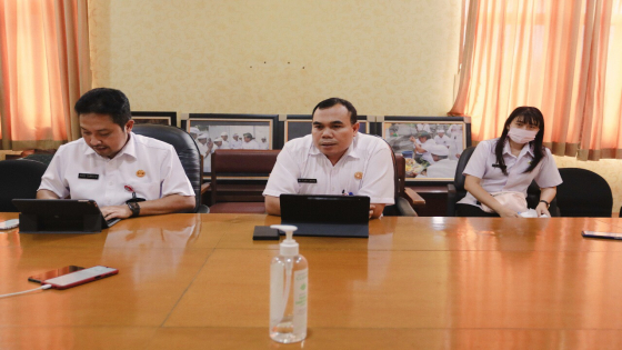 TEMU MEDIA: Kabag Tata Pemerintahan Made Surya Darma didampingi Kabag Prokompim Setda Badung Made Suardita saat jumpa pers dengan awak media, Rabu (9/11). Prokompim Setda Badung For Bali Express
