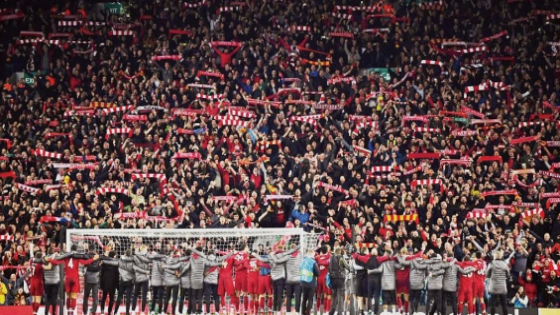 MENYAPA : Para pemain dan staff Liverpool menyapa suporter. Ist