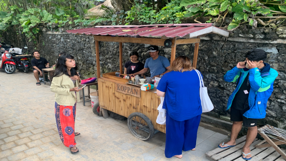 NGOPI PANTAI : Koppan (Kopi Pantai) kekinian ala cafe di Pantai Karang, Sanur. Ni Kadek Rika Riyanti/Bali Express