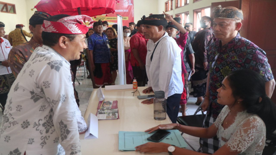 BUKA JOB FAIR : Bupati Karangasem I Gede Dana saat berdiskusi dengan agen di Kantor Disnaker Karangasem, Kamis (10/11). Ist