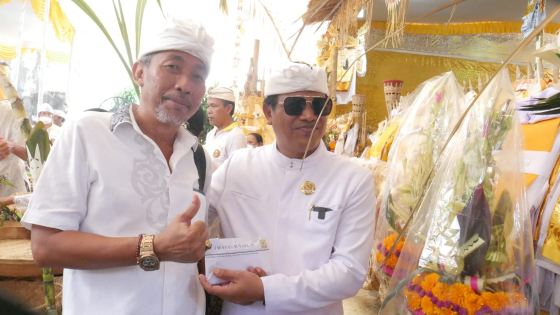 PENYERAHAN: Wakil Ketua I DPRD Badung Wayan Suyasa (Kanan) menyerahkan punia di Desa Adat Bualu, Kuta Selatan, Selasa (15/11). Ist