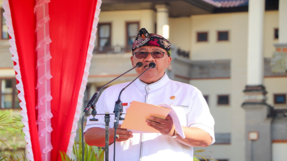 PIMPIN UPACARA : Ketua DPRD Badung Putu Parwata selaku Inspektur Upacara memimpin upacara peringatan HUT Mangupura ke-13 di Lapangan Puspem Badung, Rabu (16/11). Ist