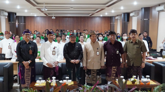 SEMINAR NASIONAL : Wakil Gubernur Bali Tjokorda Oka Artha Ardhana Sukawati, sebagai keynote speaker dalam acara Seminar Nasional Pertanian Berkelanjutan ke-2 di Aula Kampus Mahasaraswati Denpasar, Kamis (17/11).  Humas Pemprov Bali For Bali Express