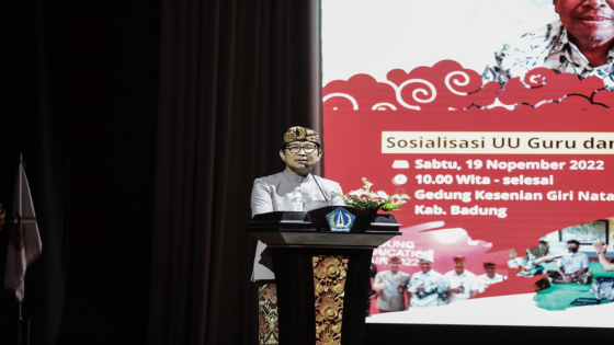 SAMBUTAN: Sekda Badung Adi Arnawa berikan sambutan dalam Sosialisasi UU Guru dan Dosen, serangkaian HUT PGRI ke-77 di Puspem Badung, Sabtu (19/11). Ist