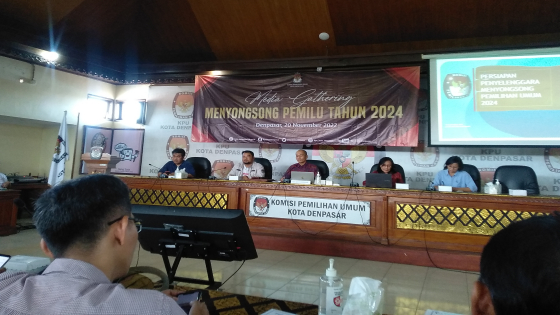 MEDIA GATHERING : KPU Kota Denpasar saat media gathering pada Minggu (20/11) di Kantor KPU Kota Denpasar. Krisna Pradipta/Bali Express