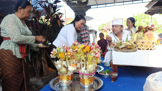 SIMBOL TUHAN : Daksina Linggih merupakan simbol Tuhan dan berfungsi sebagai hulu dari banten. Istimewa