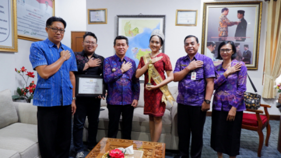 APRESIASI : Bupati Klungkung I Nyoman Suwirta apresiasi Ni Luh Komang Chika Widhi Sari berhasil raih Runner Up 2 di  ajang Puteri Batik Remaja Indonesia.Humas Pemkab Klungkung