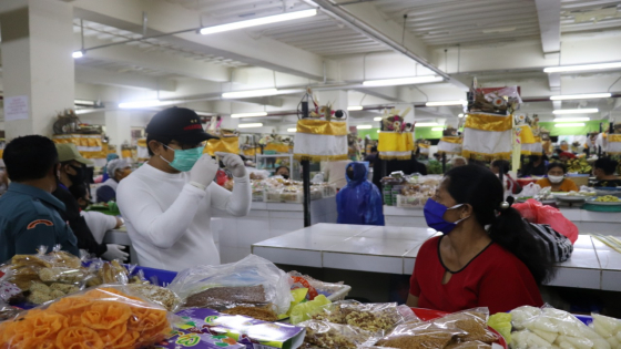 PASAR : Suasana Pasar Desa Adat Blahkiuh. Ist