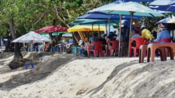ABRASI : Suasana Pantai Kuta saat digerus abrasi yang perlahan terus ditata hingga kini agar menjadi lebih baik, indah, nyaman, dan aman bagi wisatawan. dok Bali Express.