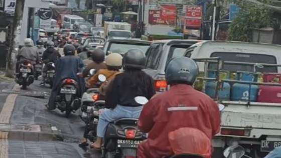 MACET: Kemacetan yang terjadi di Jalan Raya Canggu, Desa Tibubeneng, Kecamatan Kuta Utara, beberapa hari lalu. Ist