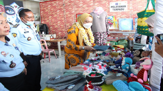 KERAJINAN : Periksa hasil kerajinan warga binaan LP Perempuan Kerobokan. Ist