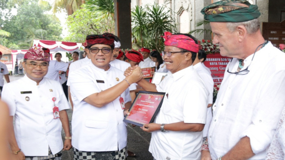 PENGHARGAAN : Penyerahan Piagam Penghargaan oleh Kakanwil Ditjen Pembendaharaan Provinsi Bali Teguh Dwi Nugroho kepada Bupati Tabanan I Komang Gede Sanjaya. Ist