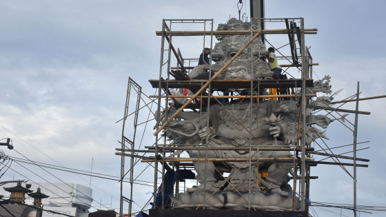 PASANG PATUNG : Proses pemasangan Patung Wisnumurti di Simpang Empat Kediri, Tabanan. Agung Bayu/Bali Express