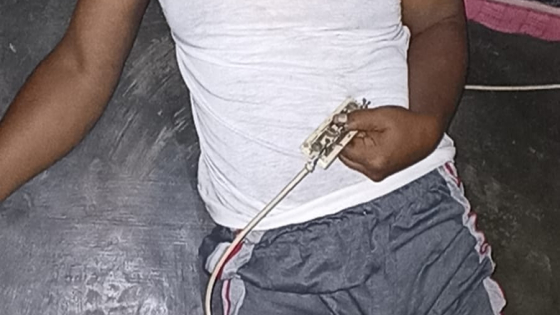 MENINGGAL : Tubuh Made Sudarma yang kaku menengadah dengan memegang kabel yang terhubung kipas angin.  Ist