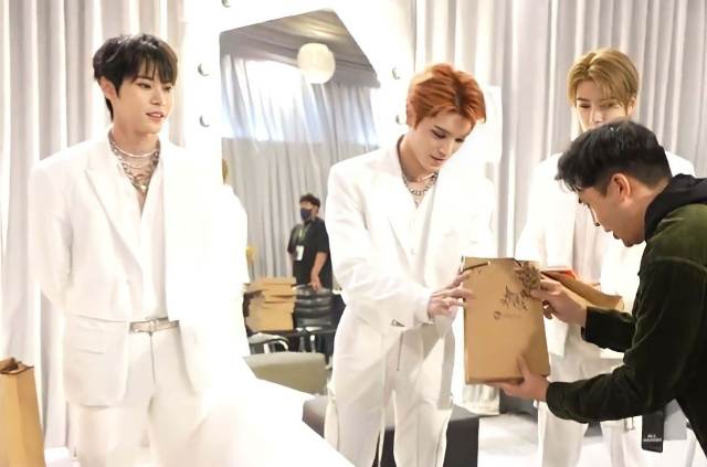 BAJU BATIK: Momen pemberian hadiah baju batik kepada member NCT 127.