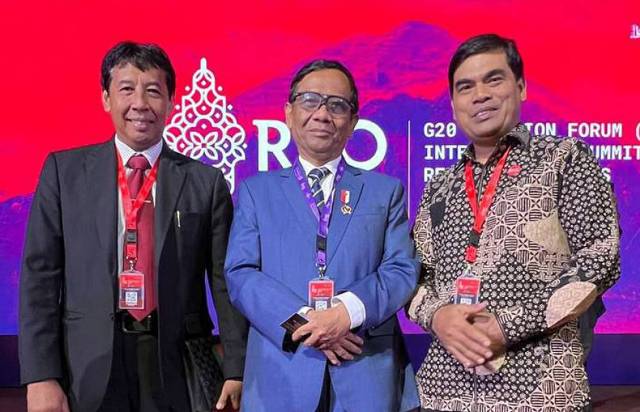 RELIGION FORUM : Rektor Unud bersama Menteri Koordinator Bidang Politik Hukum dan Keamanan Mahfud MD menghadiri G20 Religion Forum.