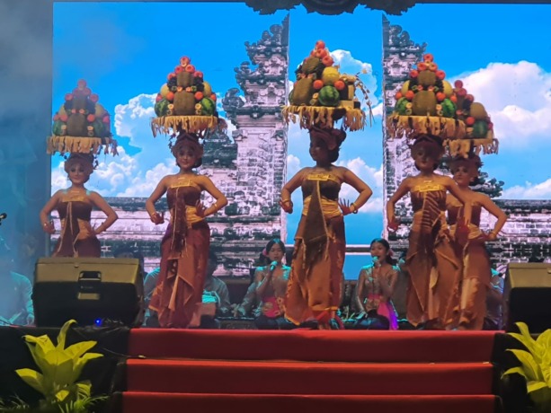 KARYA SENI : Salah satu prtunjukan seni yang ditampilkan di acara  Garapan Seni Agraris di Penggak Men Mersi. (Bayu Sastranegari/Bali Express)