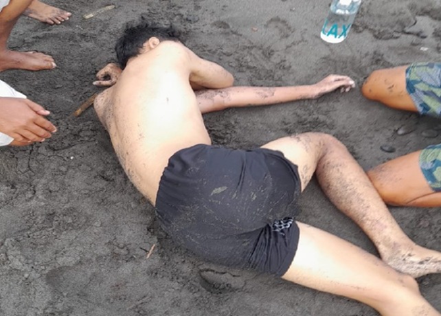 TERSERET : Korban saat berhasil diselamatkan dan dibawa ke pinggir pantai, Minggu (20/11). (ISTIMEWA)
