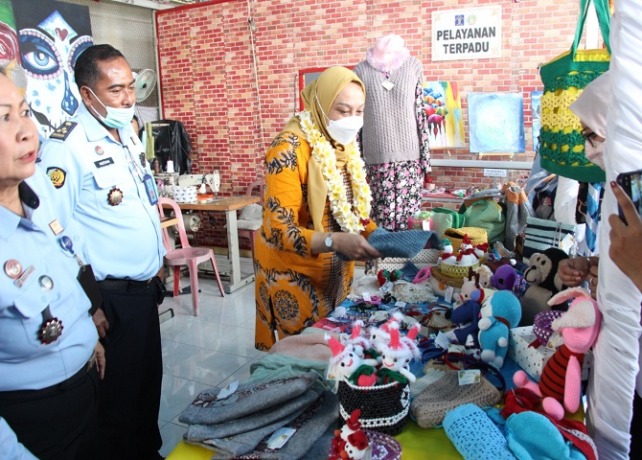 Deputi Bidang Perlindungan Hak Perempuan Kementerian PPPA, Ratna Susianawati periksa hasil kerajinan warga binaan LP Perempuan. (SUHARNANTO/BALI EXPRESS)