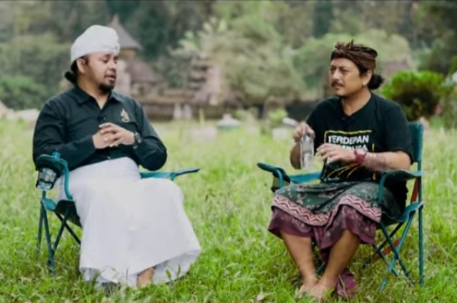 KERAUHAN: Ratu Aji Baskara membahas soal kerauhan dalam Pura-pura Podcast.