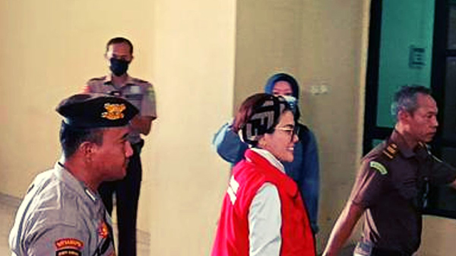 Nikita Mirzani tiba di Pengadilan Negeri Serang dengan menggunakan rompi tahanan