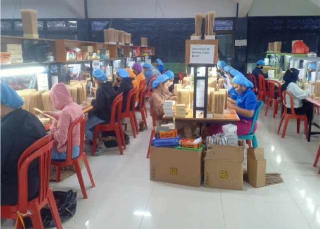 KEMBALI BEKERJA : Aktifitas di PT. Mitra Prodin setelah sebagian karyawannya sempat dirumahkan. (ISTIMEWA)