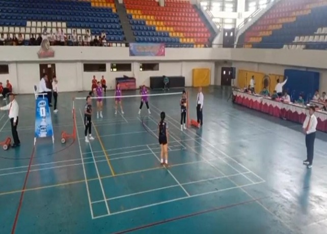 Pertandingan Sepak Takraw Putri Buleleng melawan Sepak Takraw Putri Gianyar di GOR FOK Undiksha, Jinengdalem. (DIAN SURYANTINI/BALI EXPRESS)