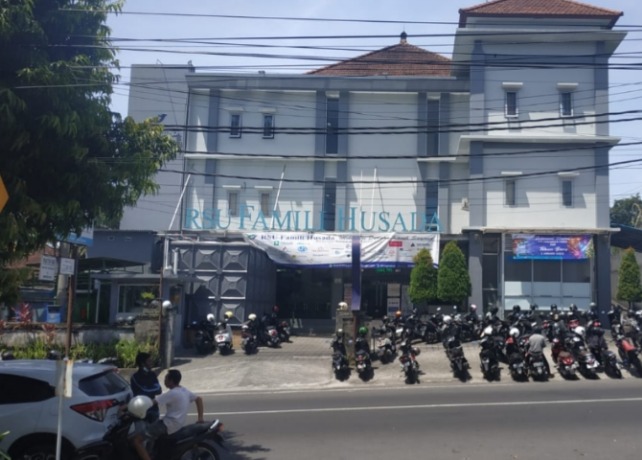 DIPUTUS : Suasana depan RSU Famili Husada Gianyar Jalan Astina Timur, Samplangan, Gianyar. (DOK BALI EXPRESS)