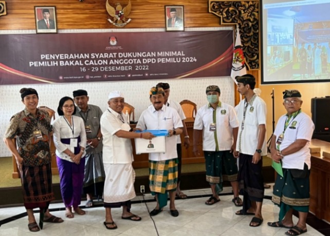 MUNDUR : Anak Agung Gde Agung saat menyerahkan syarat dukungan minimal pemilih bakal calon DPD RI kepada Ketua KPU Bali, I Dewa Agung Gede Lidartawan, Jbeberpa waktu lalu. (Istimewa)