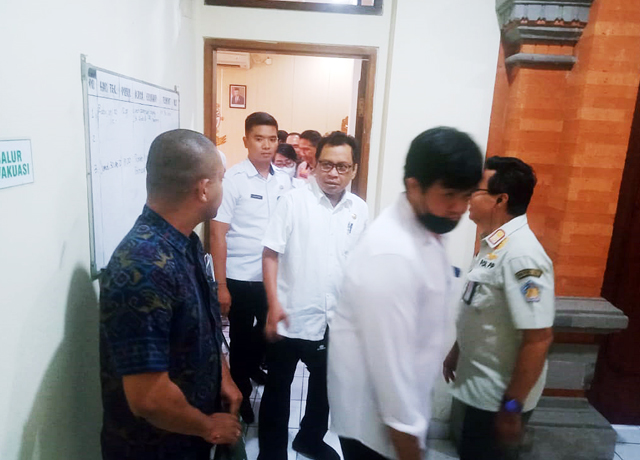 RESMI DITUTUP: Suasana kantor Satpol PP Provinsi Bali usai rapat dengan pihak PT Sky Bali, Rabu (28/12). (ISTIMEWA)