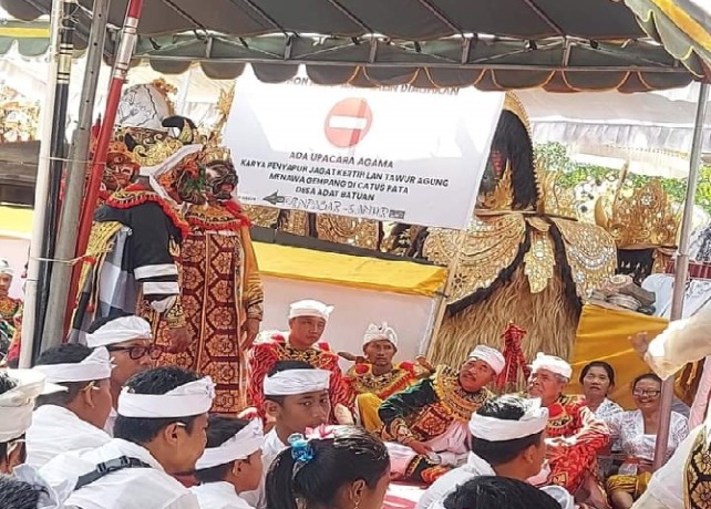 PENYAPUH JAGAT : Karya Penyapuh Jagat lan Tawur Nawa Gempang di Catus Pata Desa Adat Batuan, Kecamatan Sukawati, Sukra Wage Wariga, Jumat (9/12). (ISTIMEWA)