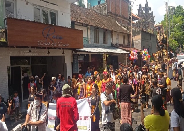 DIARAK : Lembu cemeng persembahan Puri Langon Ubud saat diarak menuju Puri Abianbase diiringi seniman berkostum drama gong, Rabu (14/12). (ISTIMEWA)