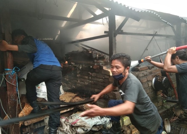 TERBAKAR : Petugas Damkar Gianyar saat berusaha memadamkan api. (ISTIMEWA)