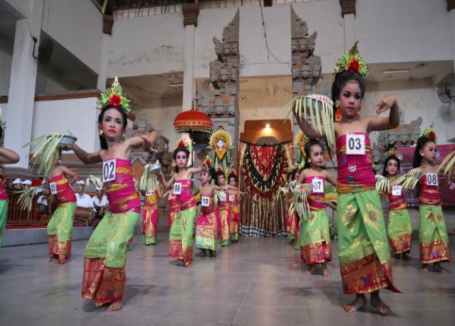PENARI : Penari cilik tengah pentas di Wantilan Taman Budaya, Provinsi Bali, Denpasar, Jumat (23/12). (PUTU AGUS ADEGRANTIKA/BALI EXPRESS)