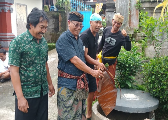 TEBA MODERN : Bendesa Adat Petiga menunjukan Teba modern yang digunakan sebagai sumur kompos di salah satu rumah warga di Banjar Petiga Kangin. (KUSUMA YONI/BALI EXPRESS)