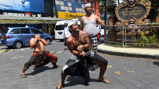 MAGIS : Ritual nanggluk merana juga diwarnai dengan karauhan, atau kesurupan, warga Ngurek, hujamkan keris ke tubuhnya. Agung Bayu/Bali Express