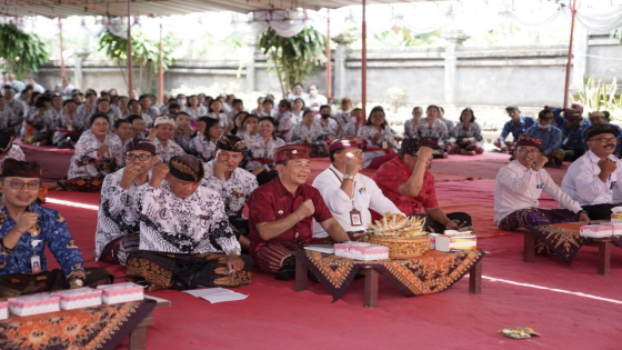 TATAP MUKA : Bupati Karangasem I Gede Dana saat melakukan tatap muka dengan para guru, Rabu (30/11). Ist