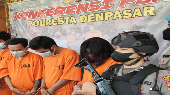 BERKOMPLOT : Pasutri Serli (tersangka paling kanan) dan suaminya Firdaus (tengah), serta kerabatnya Sahril, saat kasusnya dibeberkan di Mapolresta Denpasar. I Gede Paramasutha/Bali Express