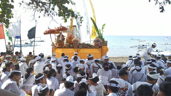 SAGARAKRTI : Upacara di laut bagian dari Sagarakrti yang diatur dalam teks Kuttara Kanda Dewa Purana Bangsul. I Putu Mardika/Bali Express