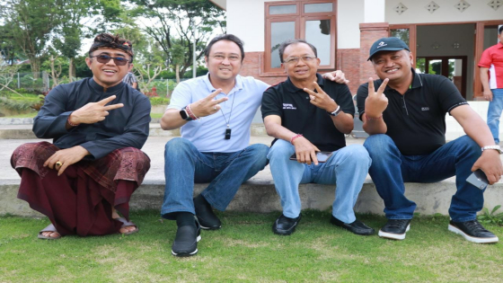 DUA JARI : M. Prananda (Anak dari Megawati Soekarno Putri) memeluk Gubernur Bali Wayan Koster, kompak acungkan dua jari bersama Bupati Gianyar, Made Agus Mahayastra dan Walikota Denpasar  IGN Jaya Negara. Ist