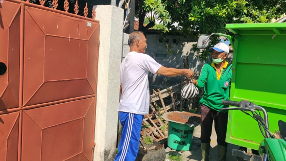 PELAYANAN : Aktivitas pengambilan sampah di Desa Baktiseraga, Buleleng. Dian Suryantini/Bali Express