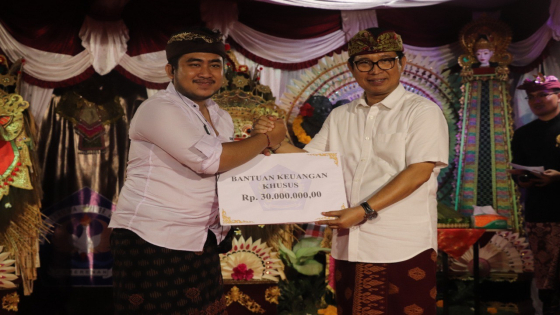 HUT : Sekda Wayan Adi Arnawa menghadiri perayaan HUT Ke -45 ST. Putra Baruna, Banjar Delod Padonan Desa Pererenan, Kecamatan Mengwi Badung, Minggu (4/12). Prokompim Setda Badung For Bali Express