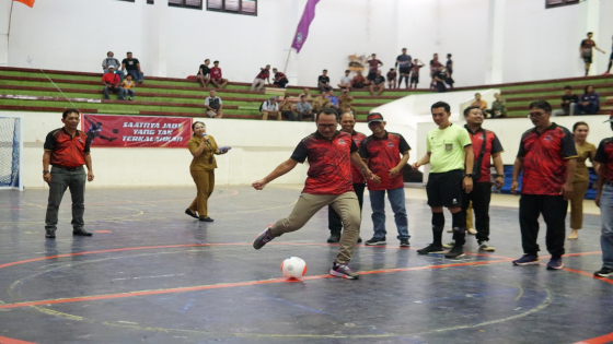 PEMBUKAAN: Pembukaan Futsal Championship 2022 di GOR Bhuana Patra Singaraja, Senin (5/12).Dian Suryantini/Bali Express