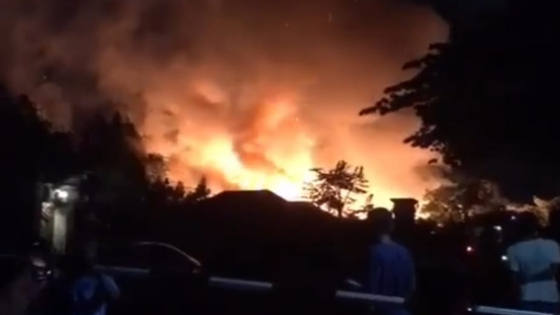 KEBAKARAN: Vila milik bule Prancis di Ungasan terbakar, Kamis (8/12) malam. Api disertai asap tebal membumbung tinggi membuat langit memerah. Ist