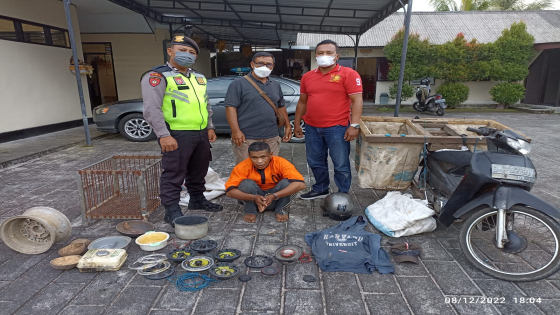 DIBEKUK: Sahril bersama dengan barang bukti hasil curiannya di Bengkel Pande Kristana, ketika diamankan di Polsek Marga Kamis (8/12). Ist