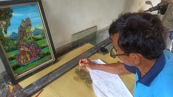 MELUKIS : Seniman Nagasepaha melukis dengan media kaca.