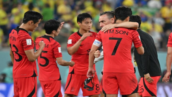 KALAH: Paulo Bento menghibur para pemain Korea Selatan pasca kekalahan atas Brasil dengan skor 1-4 di babak 16 besar Piala Dunia Qatar 2022. (JPG)