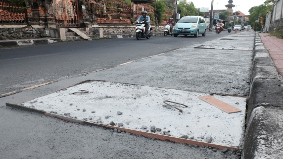 DIBETON : Pinggiran Jalan Kepundung, Denpasar dibeton jelang Denfest. Agung Bayu/Bali Express