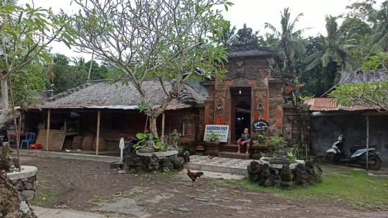 SATU SAJA : Pintu keluar masuk pekarangan rumah disarankan satu saja, karena jika lebih bisa dianggap boros (I Putu Mardika/Bali Express)